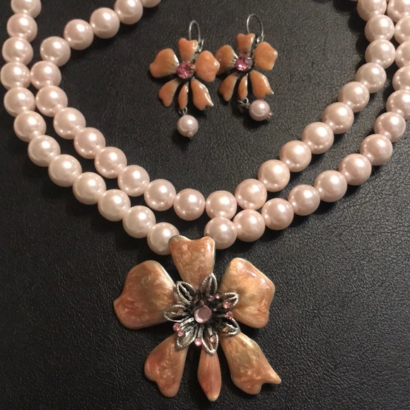 FLOWERS & PEARLS - Picture 1 of 5